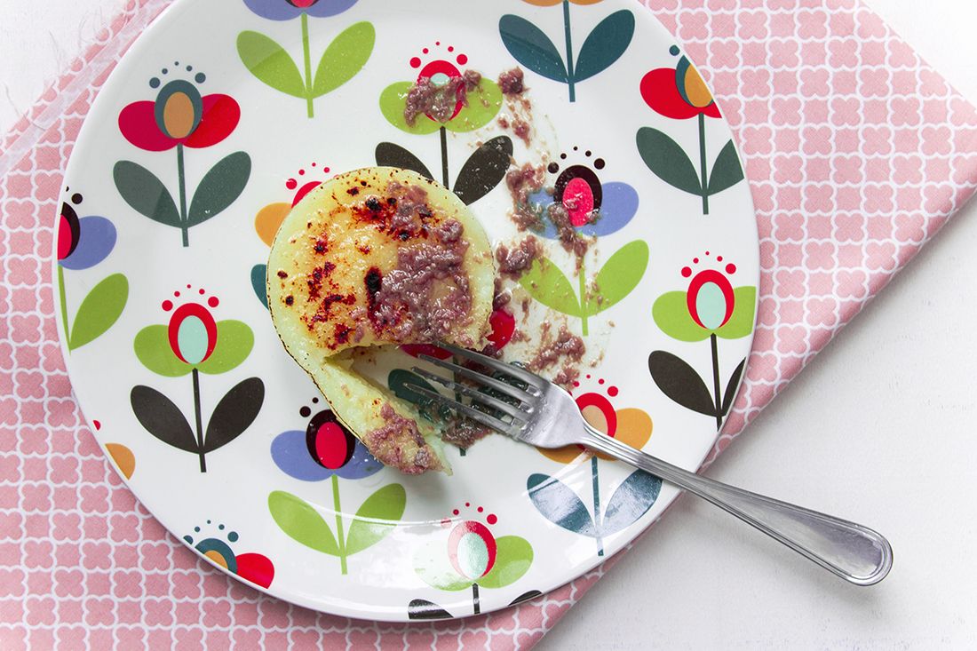 Torta di patate semplice con fonduta alle acciughe