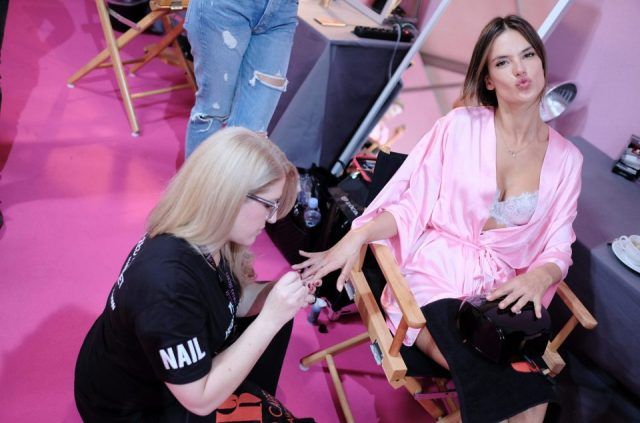 Victoria's Secret Fashion Show 2016, manicure nel backstage