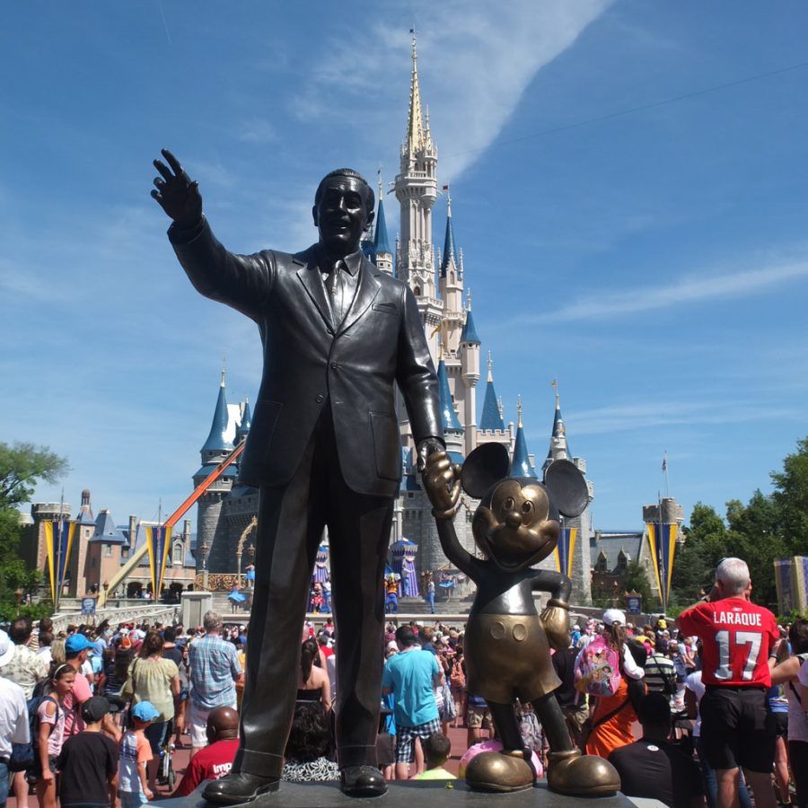 La statua di Walt Disney e Mickey Mouse