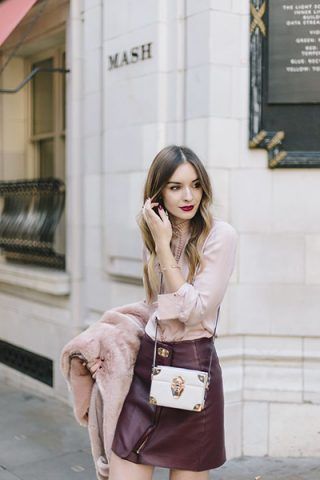 Camicia rosa e minigonna di pelle