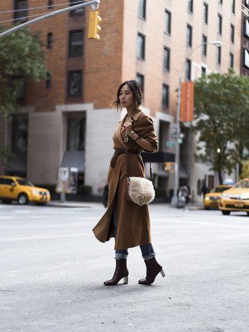 Cappotto con cintura in vita e stivaletti - Dal blog Song of Style