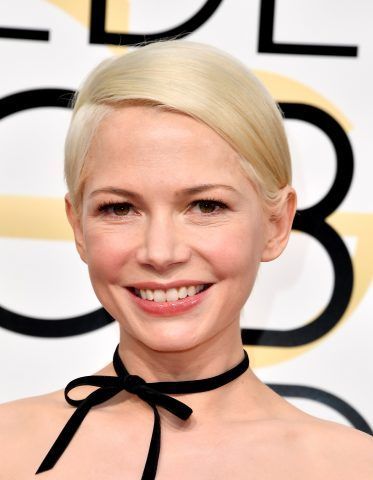 Taglio corto biondo platino portato con la riga di lato per Michelle Williams