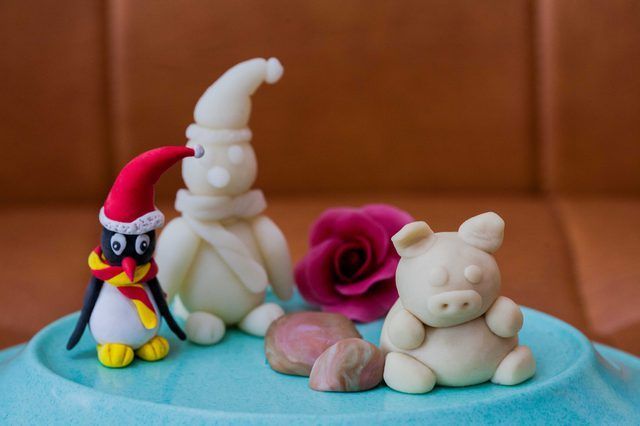 Decorazioni a forma di maialino e di pinguino