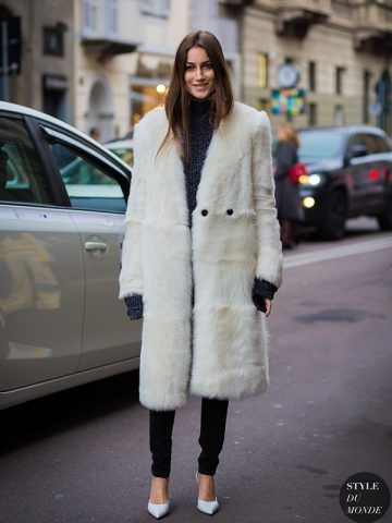Ecopelliccia bianca e skinny neri - Dal sito Style Du Monde