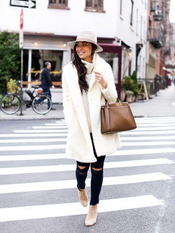 Cappotto bianco e jeans strappati - Dal blog With Love from Kat