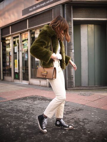 Pelliccia sintetica verde e sneakers - Dal blog Shot from the Street