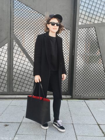 Il tocco in più per un totale outfit black la shopper con interno rosso di Mansur Gavriel