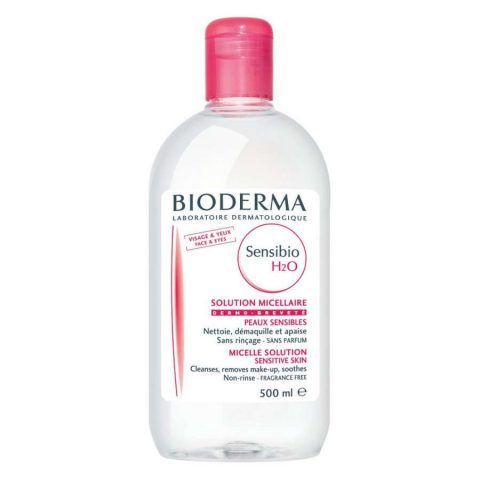 L'Acqua Micellare Sensibio H2O di Bioderma, strucca, deterge e tonifica in un unico gesto, senza risciacquo e senza bisogno di strofinare pelle e occhi. €13,95