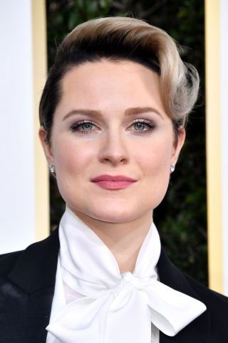 Taglio maschile asimmetrico con ciuffo frontale e dal colore scuro delle radici, in netto contrasto con le lunghezze color biondo argenteo per Evan Rachel Wood