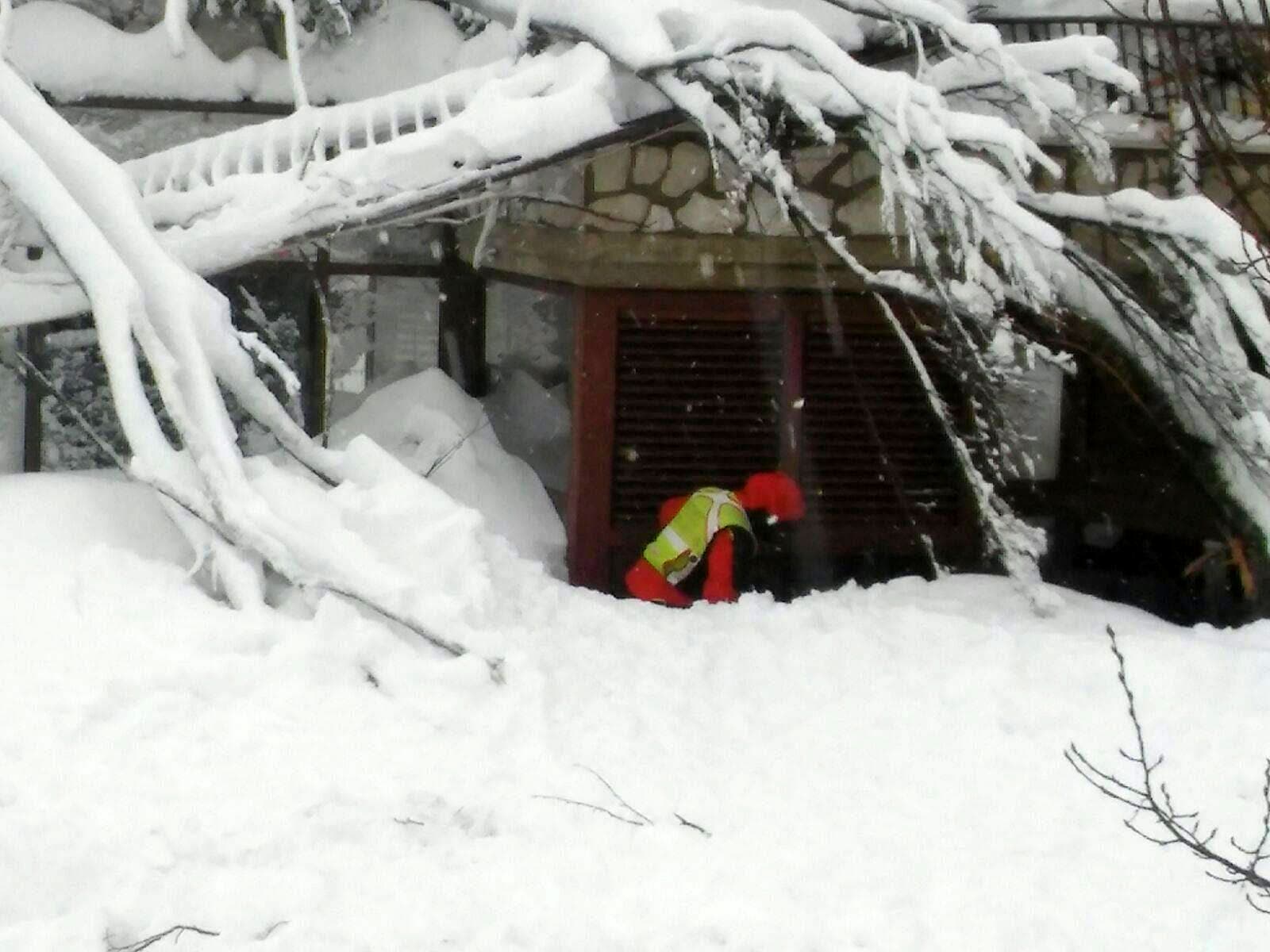 Hotel Rigopiano, 6 persone trovate vive sotto la valanga di neve