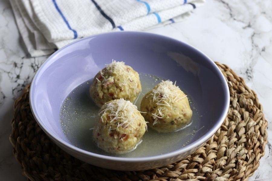 La ricetta tradizionale dei canederli in brodo Tirolesi