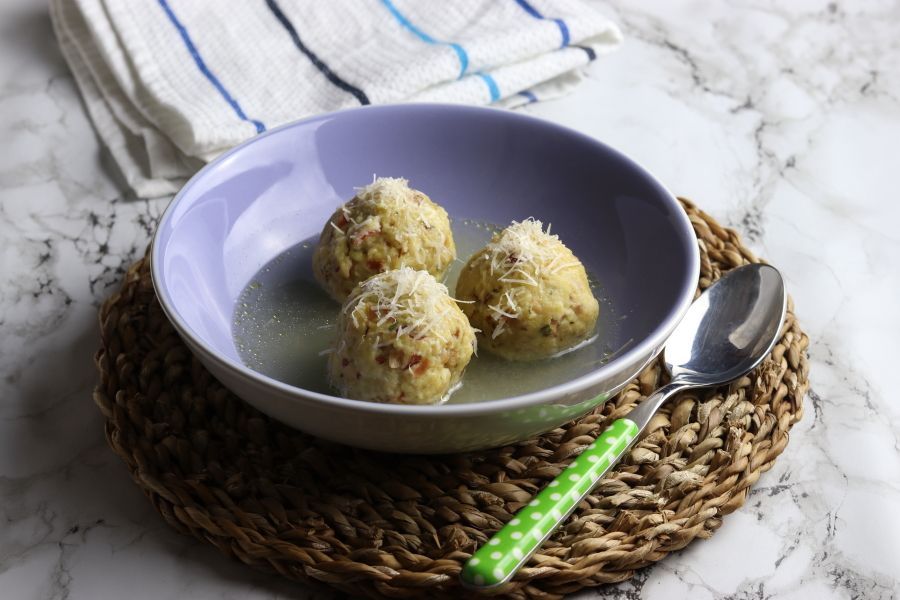 La ricetta tradizionale dei canederli in brodo Tirolesi