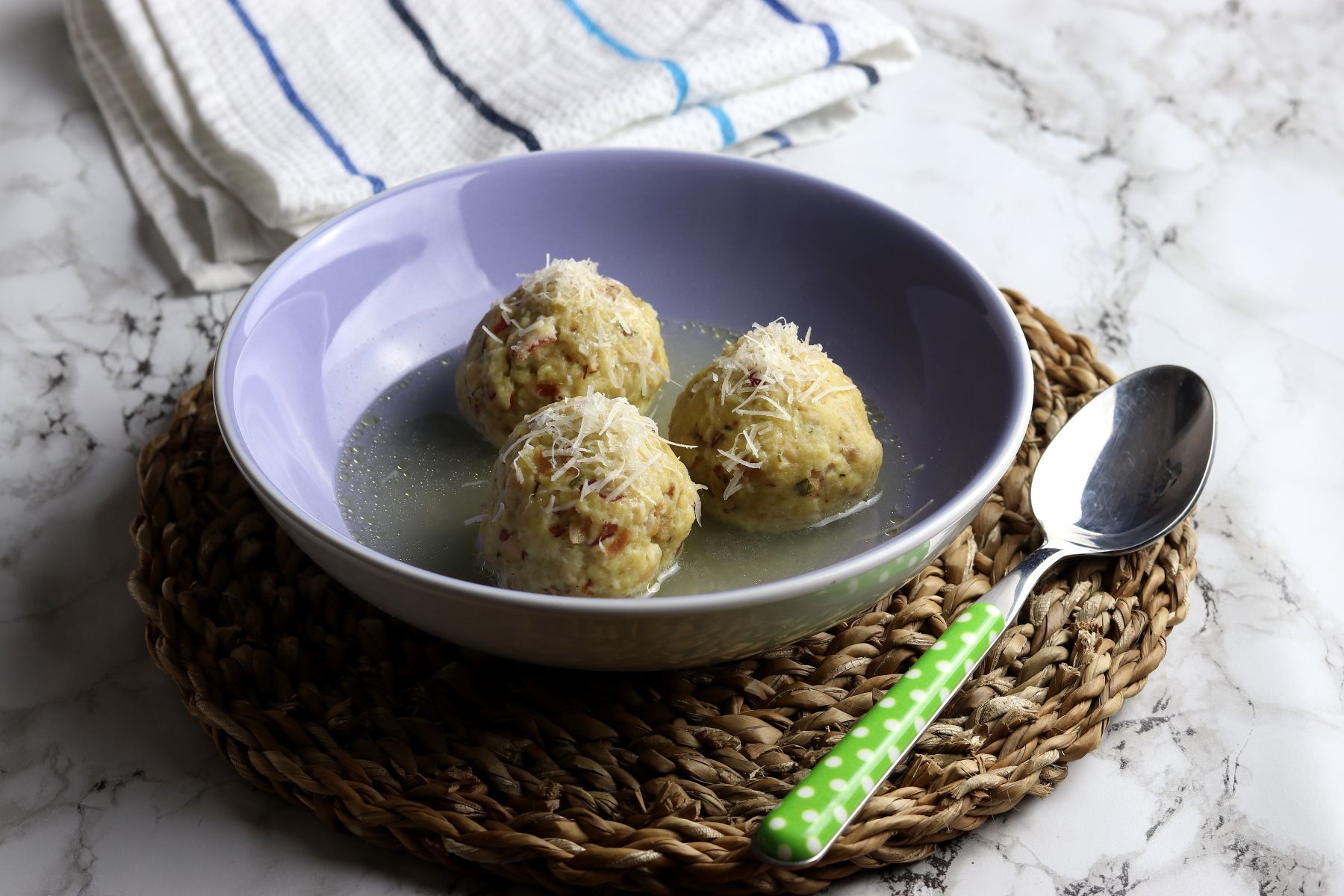 La ricetta tradizionale dei canederli in brodo tirolesi