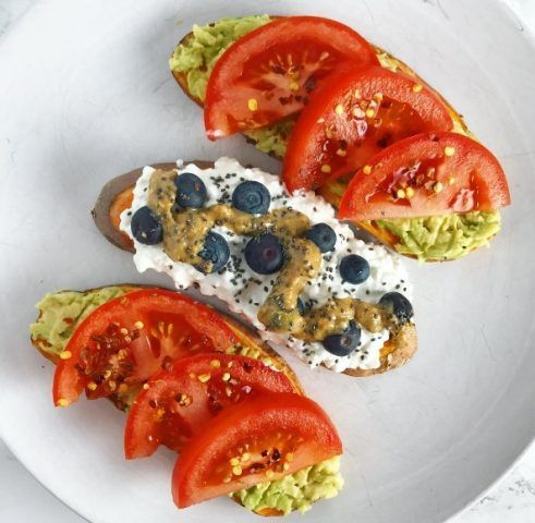 Sweet potato toast con fette di pomodoro