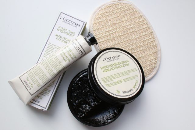 La maschera viso riequilibrante di L'Occitane Aromachologie Viso, agli oli essenziali riequilibranti di Ginepro, Cipresso, Limone, Timo ed Eucalipto