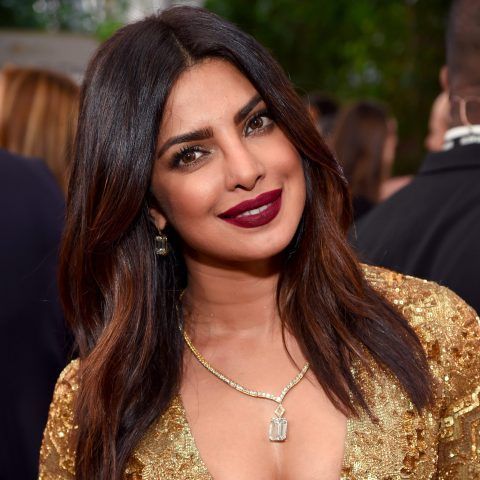 Capelli sciolti leggermente mossi e corposi per Priyanka Chopra