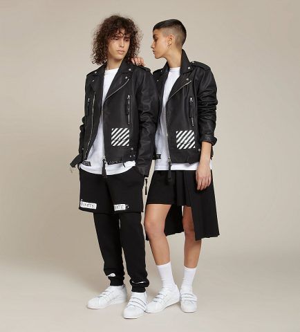 Due modelli di moda genderless del progetto Agender