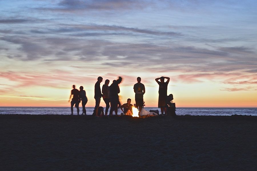 Va bene stare soli, ma incontrarsi ogni tanto con gli amici non fa male