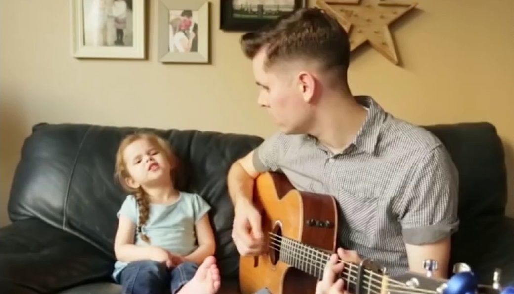 Il papà e la figlia commuovono cantando insieme “You’ve got a friend in me”