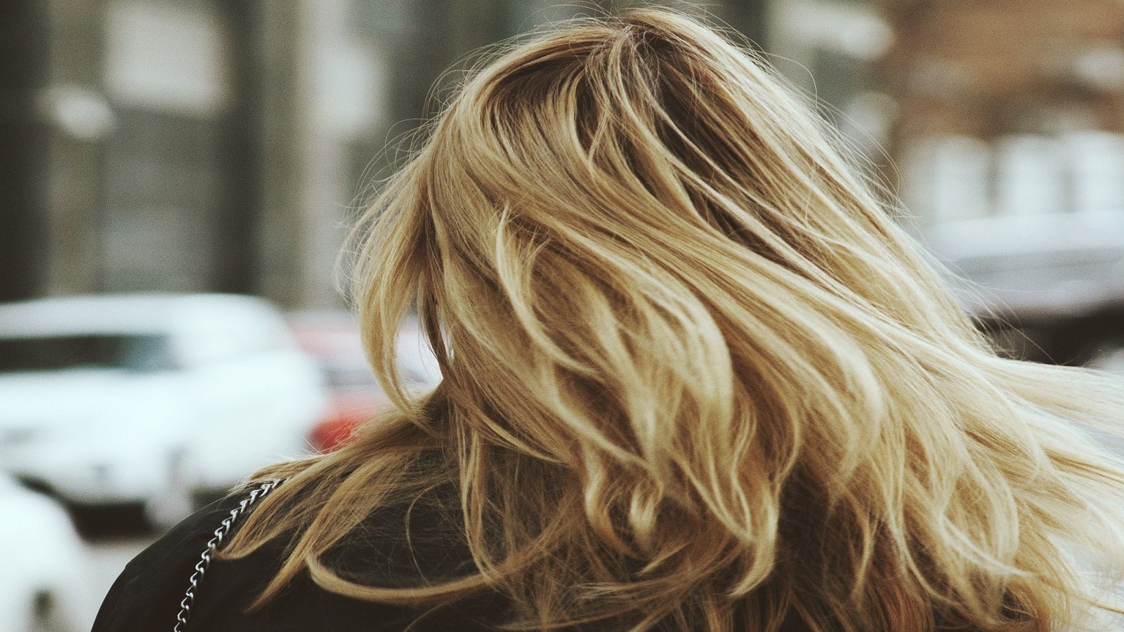 Capelli biondi che si scuriscono? Segreti per evitare questo problema