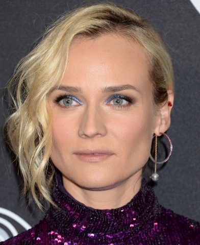 Raccolto ben ravviato da un lato con ciuffo b-side messy a mini onde per Diane Kruger. Ideale per chi ama lo stile punk-rock
