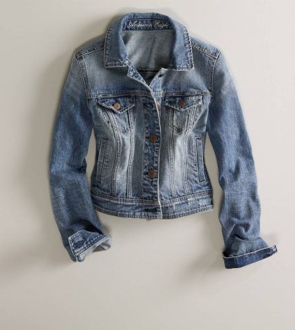 Non dimenticatevi di avere un giubbotto di jeans nel guardaroba