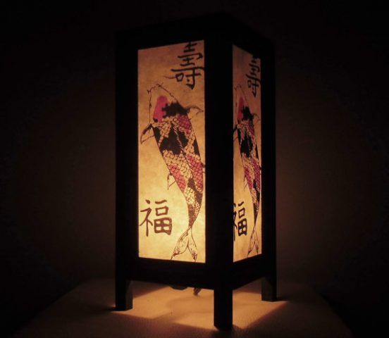 Lampada da tavolo con trama giapponese