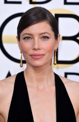 Raccolto tiratissimo alla nuca per Jessica Biel
