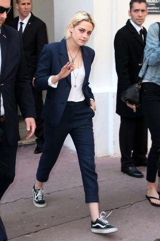 Kristen Stewart indossa un completo giacca e pantalone con le Vans