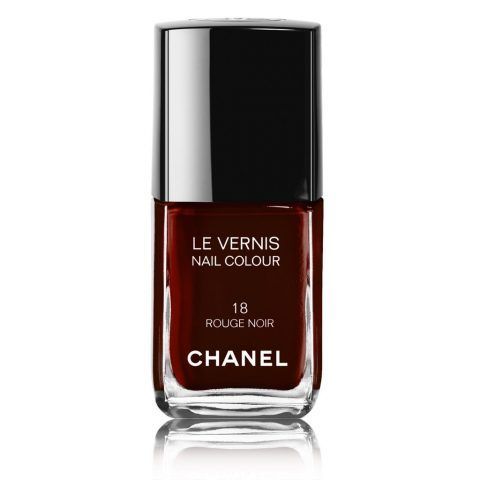 Lo smalto Rouge Noire di Chanel N°18, è di una tonalità rosso molto scuro, con sfumature di nero che in molti hanno provato a copiare. €24