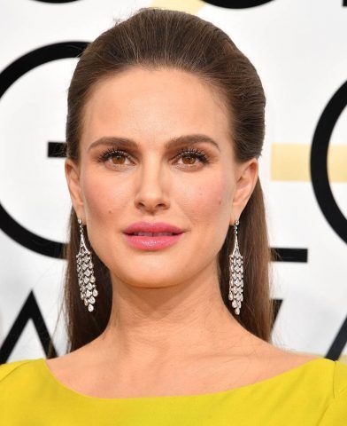 Un mezzo raccolto, leggermente cotonato alla nuca per Natalie Portman