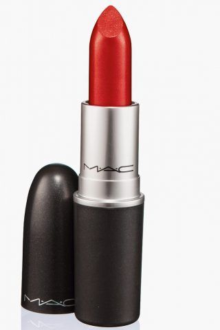Ruby Woo di MAC è il rossetto rosso per eccellenza. Opaco, intenso e freddo, è perfetto, perché sta bene su tutte le carnagioni. €19.