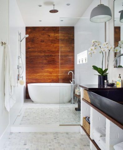 Il legno anche in bagno