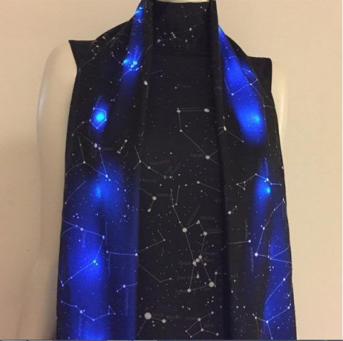 Sciarpa con luci a led e costellazioni