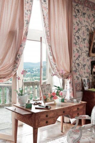 Altro esempio di scrivania retrò, che sfrutta la finestra.