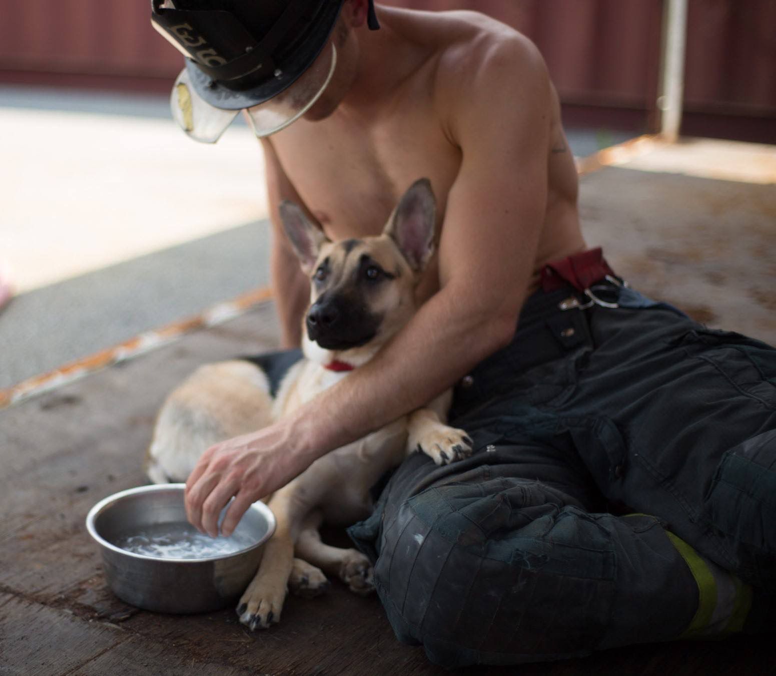 Il sexy pompiere posa con un cane: poi il gesto inaspettato!