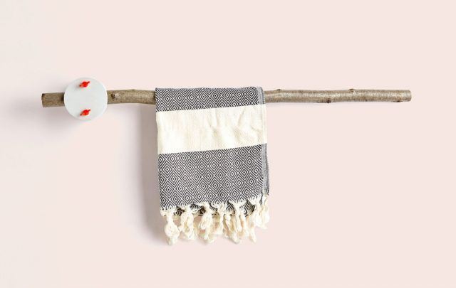 Non sfregate, tamponate il viso con l'asciugamano!