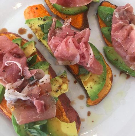 Sweet potato toast con prosciutto