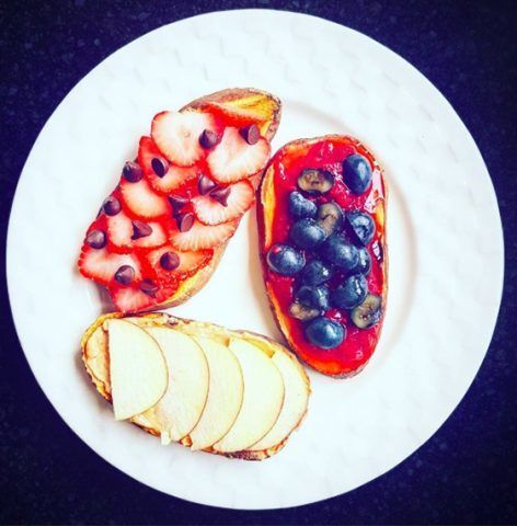 Sweet potato toast con mirtilli e frutta a fette