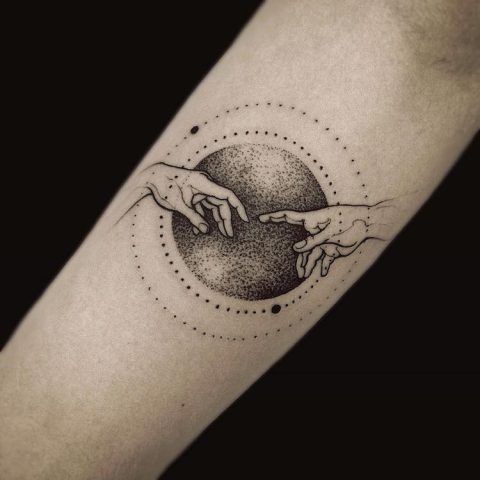 Tatuaggi ispirati a famosi dipinti: la Creazione di Adamo di Michelangelo