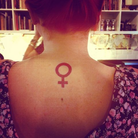 Tatuaggi femministi, il simbolo femminile sul collo
