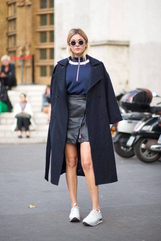 Minigonna e sneakers
