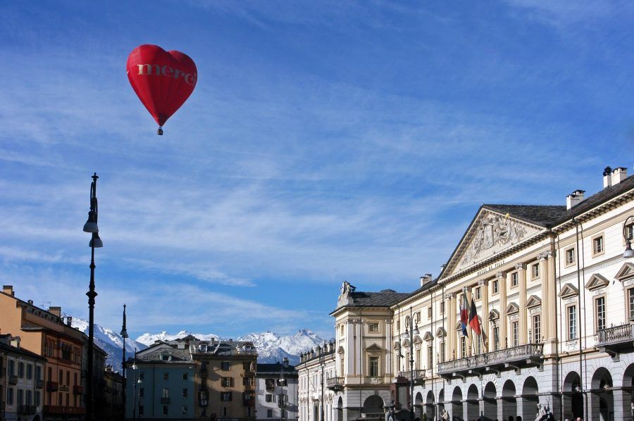 valle-daosta-mongolfiera-su-piazza-chanoux-003