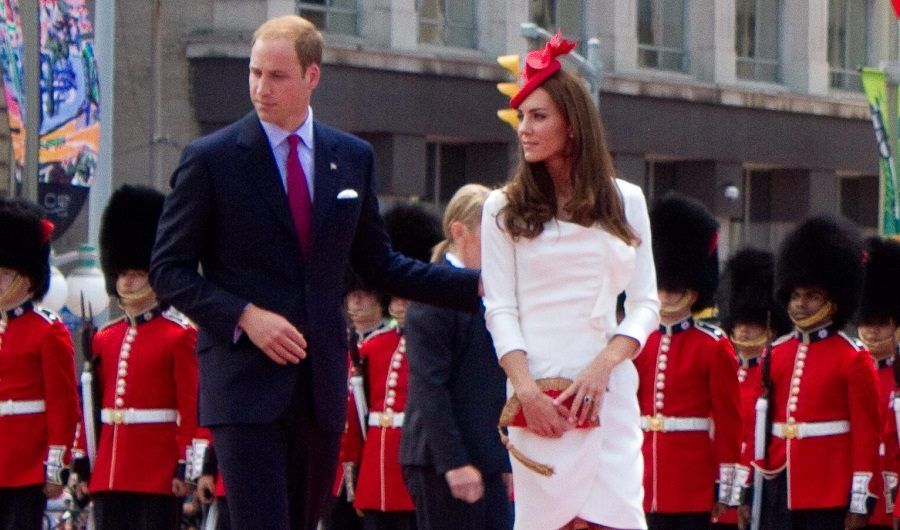 Niente anello nuziale per il principe William. Chissà dove lo tiene di solito?