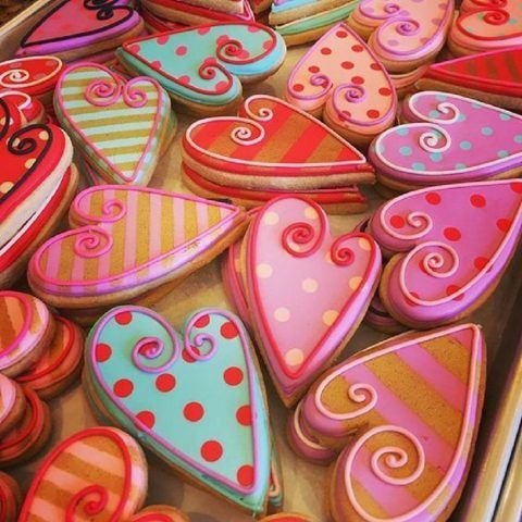Cuori in pasta frolla glassati molto colorati