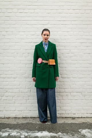 Cappotto verde e belt bag