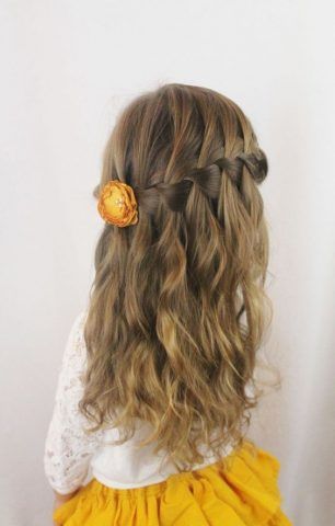 Capelli sciolti con treccia morbida