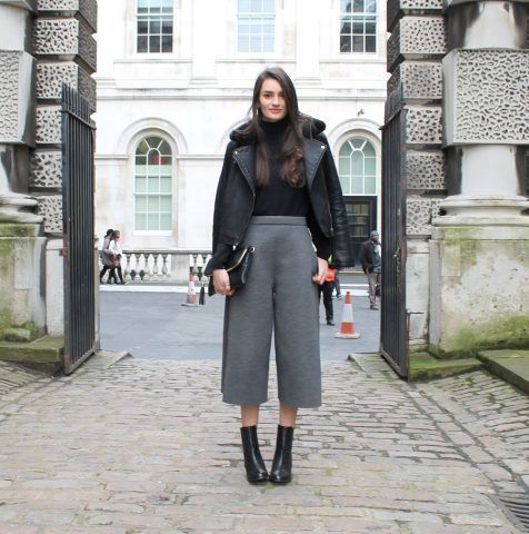 I pantaloni culotte da indossare con tronchetti e chiodo in pelle