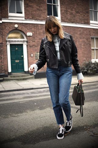 Giacca di pelle, jeans e sneakers - Dal blog Shot from the Street