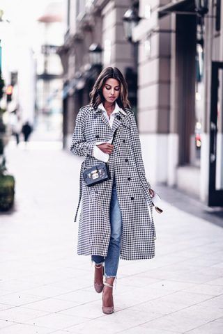 Trench a quadretti, jeans e décolleté - Dal blog Viva Luxury